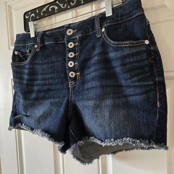Torrid Demin Shorts First At Fit Cut Off Jean Shorts Button Up Size 14 Fringe - Picture 2 of 5